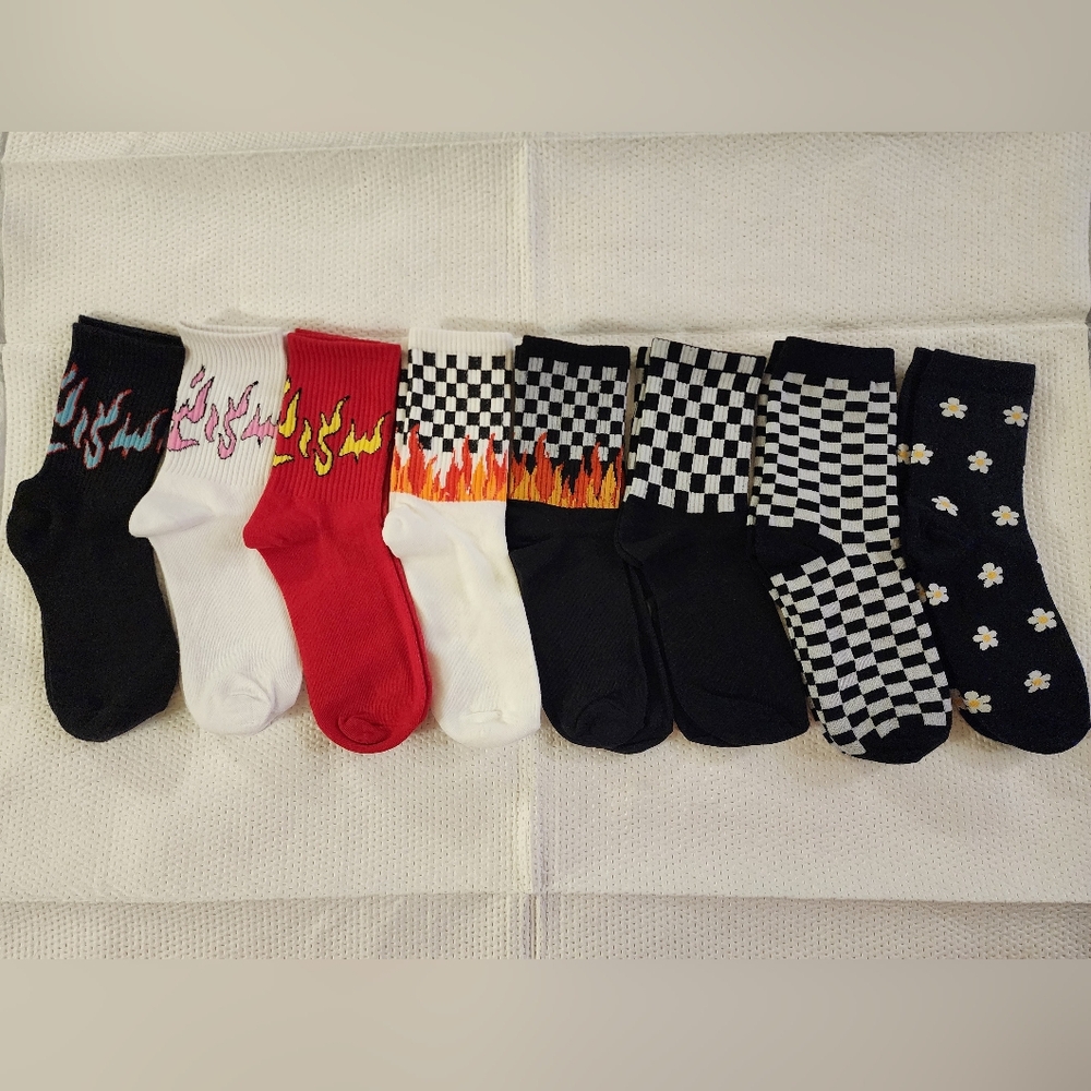 EIGHT PAIRS OF ASSORTED SOCKS - FOOTWEAR SIZE: 6 - 8